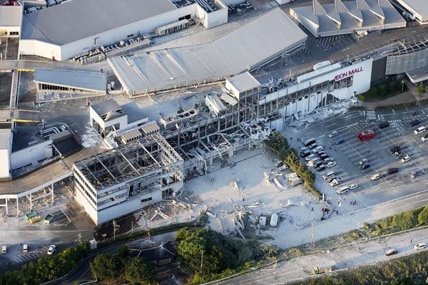 Terremoto no Japão provoca explosão em shopping e mobiliza equipes de resgate 1000030668
