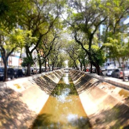 Por que Santos tem tantos canais? A história da engenharia que mudou a cidade foto mostrando um canal moderno em santos sp