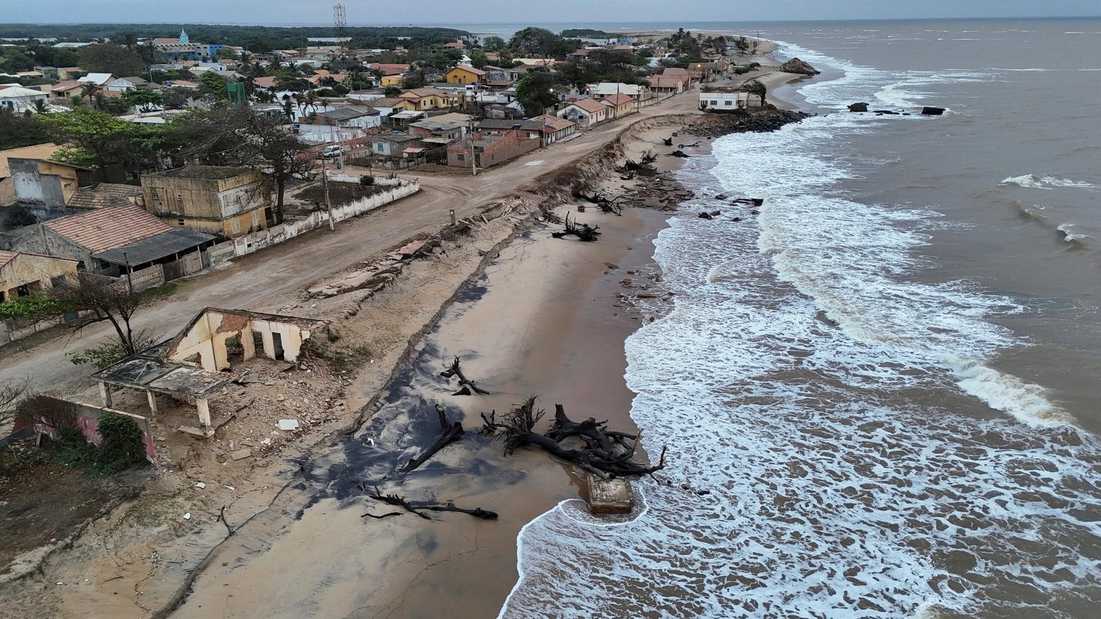 Atafona perdeu cinco quarteirões para a erosão enquanto praia vizinha avança Atafona perdeu cinco quarteirões para a erosão enquanto praia vizinha avança