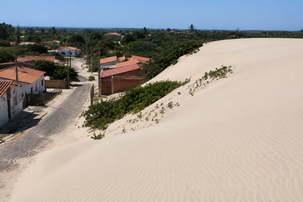 Dunas avançam sobre área urbana de cidade no Piauí dunas ilha grande litoral do piauí