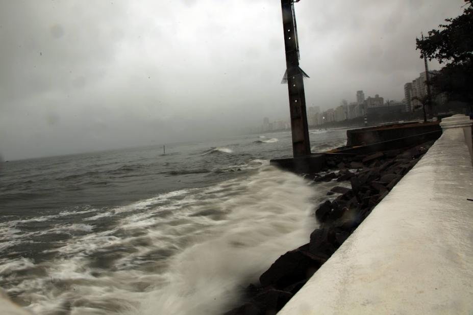 Frente fria deixa mar agitado em toda a Baixada Santista mar agitado santos ondas 28 metros