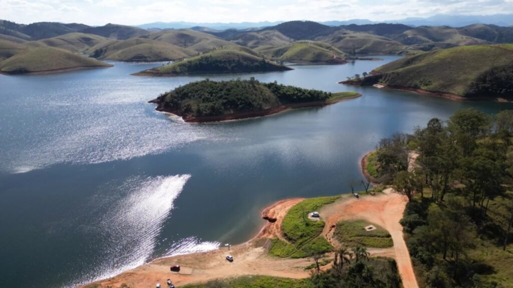 Cantareira cai a 33% e segue em alerta Vista aérea de reservatório do Sistema Cantareira com água e morros ao redor