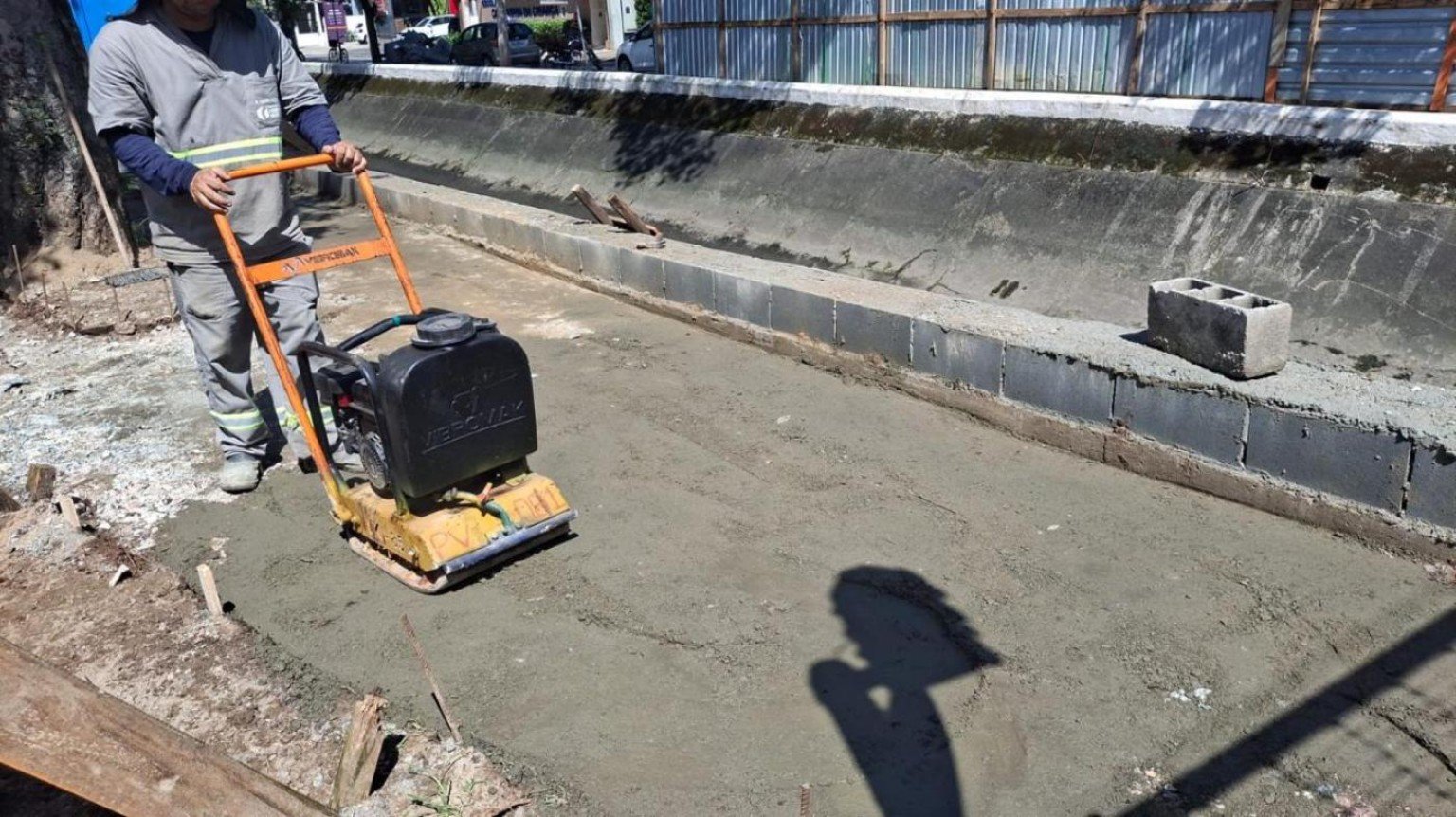 Obra no Canal 4 inclui reparos além da ciclovia Trabalhador compacta o solo junto à margem do Canal 4, em Santos.
