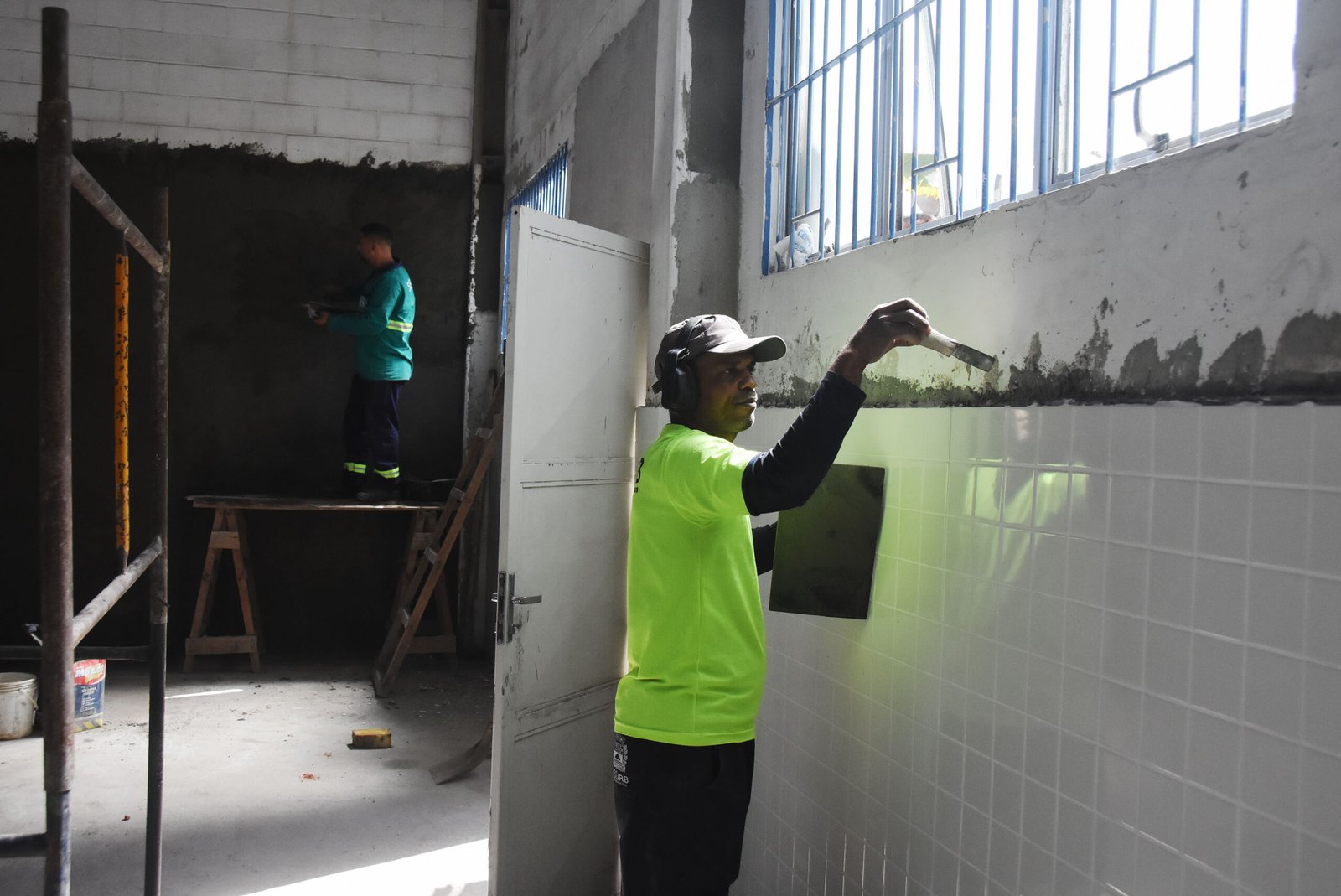 Trabalhadores executam a área interna do Pronto Atendimento Pet de Praia Grande