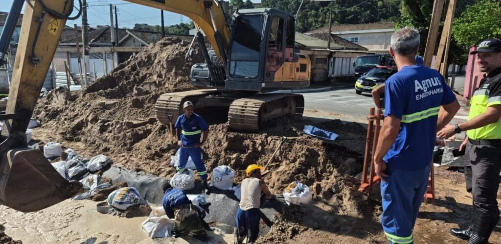 Maré alta pode agravar alagamentos em Santos? Máquinas e trabalhadores retiram aterro do canal da Avenida Jovino de Melo em Santos