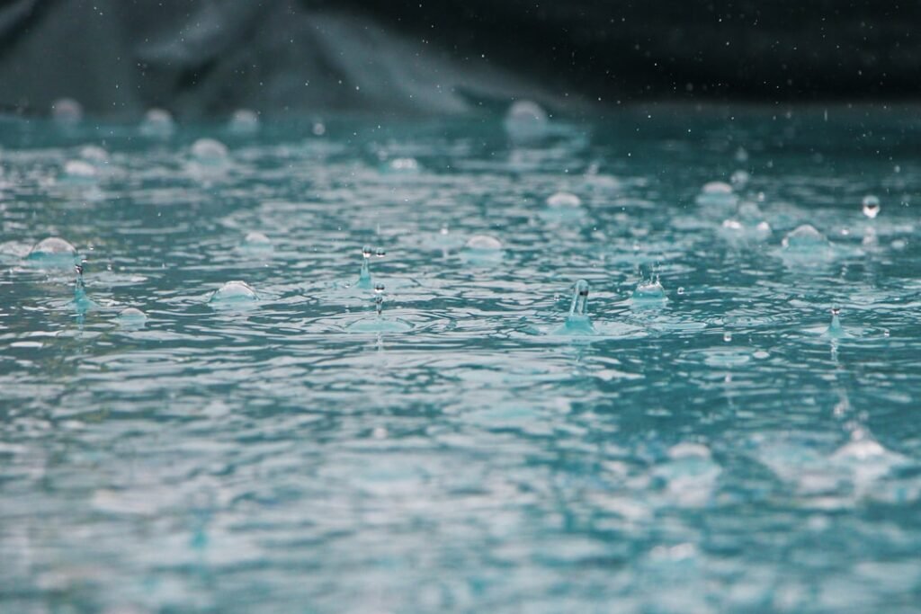 Chuvas afetam abastecimento de água na Baixada Santista Chuva intensa atingindo uma superfície com água