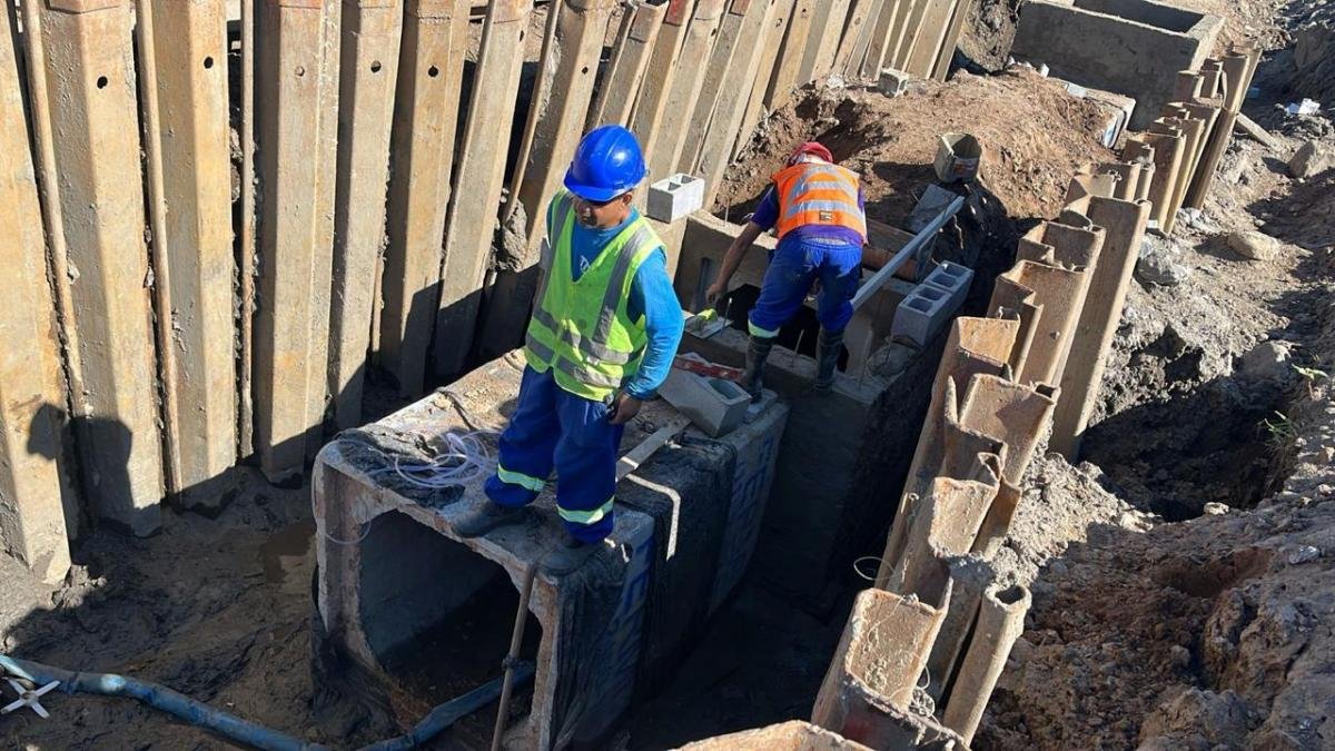 Obra de drenagem muda trânsito na Alemoa Trabalhadores executam concretagem de canal de drenagem na Alemoa