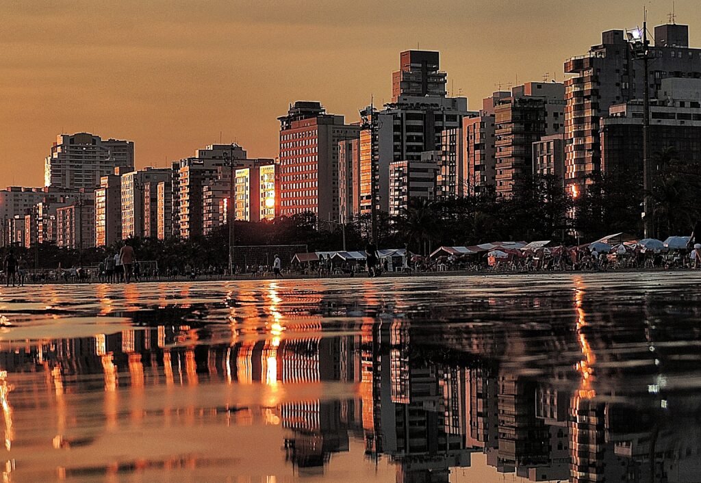 Edifícios residenciais vistos a partir da praia de Santos