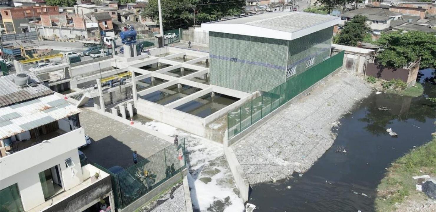 Maré alta pode agravar alagamentos em Santos? Vista aérea da Estação Elevatória com Comportas da Zona Noroeste de Santos