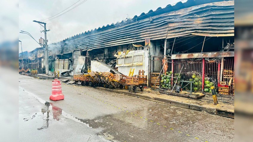 Incêndio atinge 320 boxes da Ceagesp em São Paulo Galpão da Ceagesp na Vila Leopoldina após incêndio que atingiu boxes do pavilhão