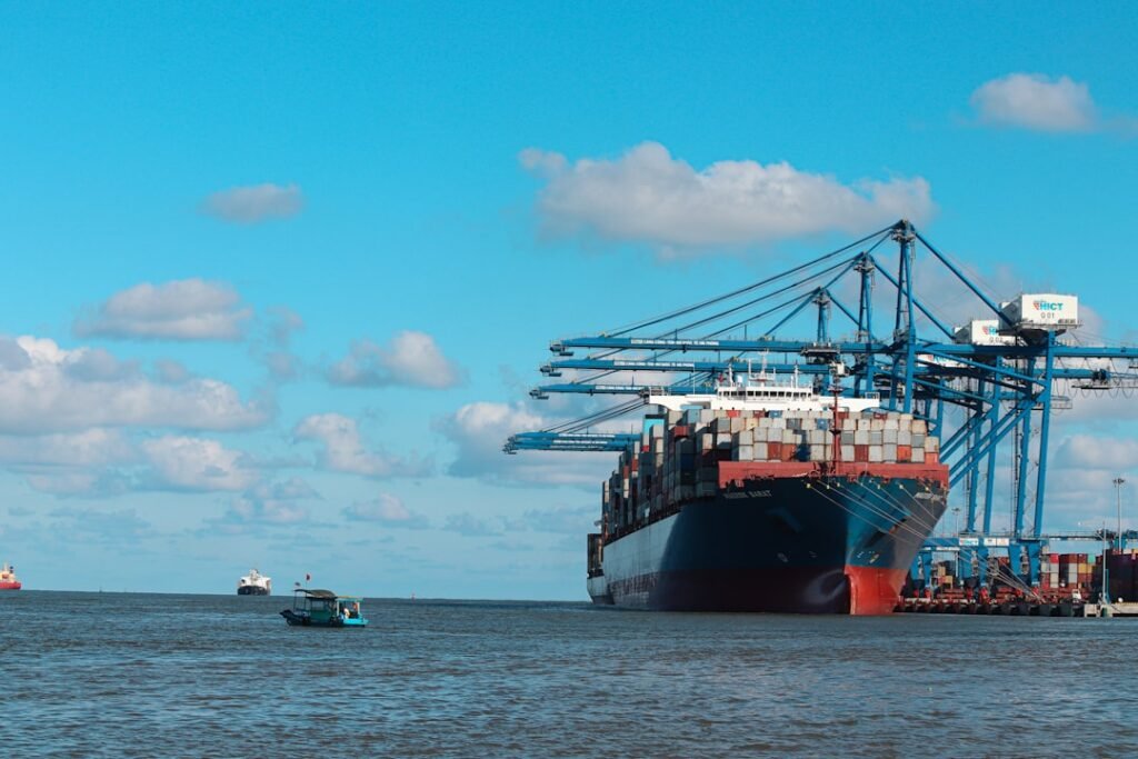 Navio porta-contêineres atracado em terminal portuário