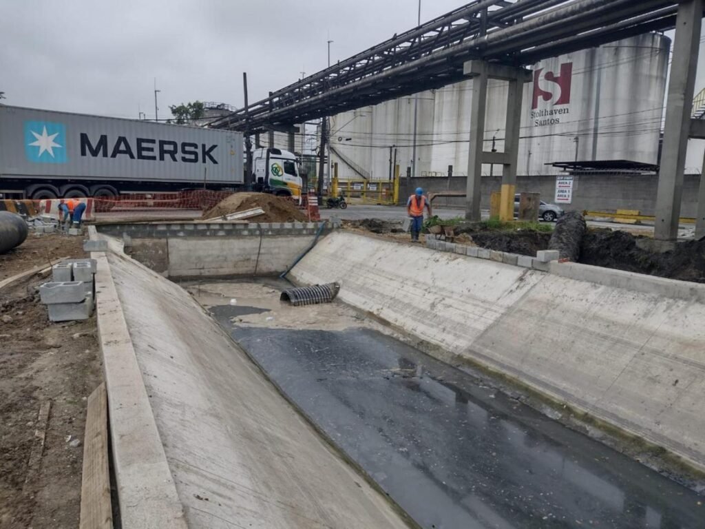 Obra de drenagem na Alemoa, em Santos