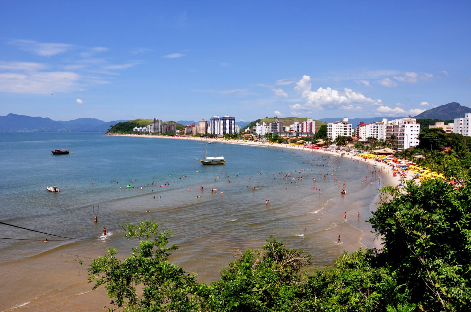 Caraguatatuba projeta roda-gigante de 120 metros Vista da Praia Martim de Sá em Caraguatatuba, no Litoral Norte de São Paulo
