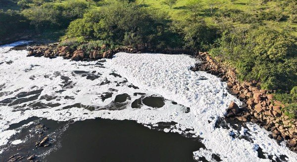 Espuma no Rio Tietê expõe poluição crônica em Salto Vista aérea do Rio Tietê coberto por espuma em Salto, São Paulo
