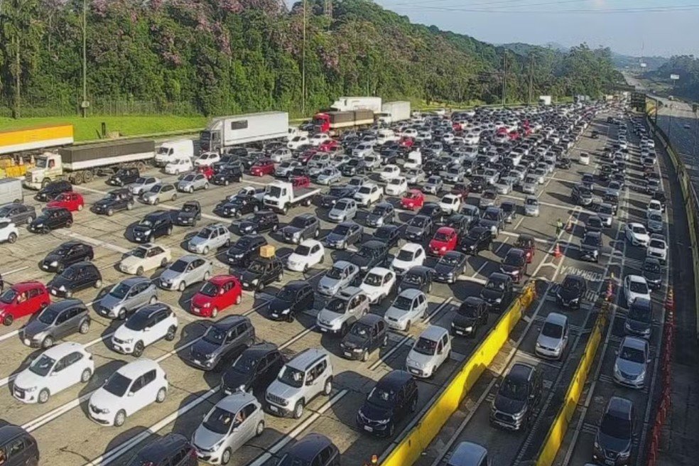 Feriado deve levar até 330 mil veículos à Baixada fotos g1 2024 11 12t173107.252
