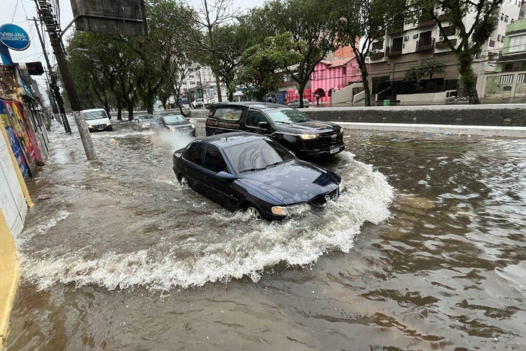 Chuva e maré elevada marcam feriado em Santos image (1)