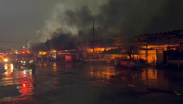 Incêndio atinge 320 boxes da Ceagesp em São Paulo Bombeiros combatem incêndio em galpão da Ceagesp na Vila Leopoldina, em São Paulo