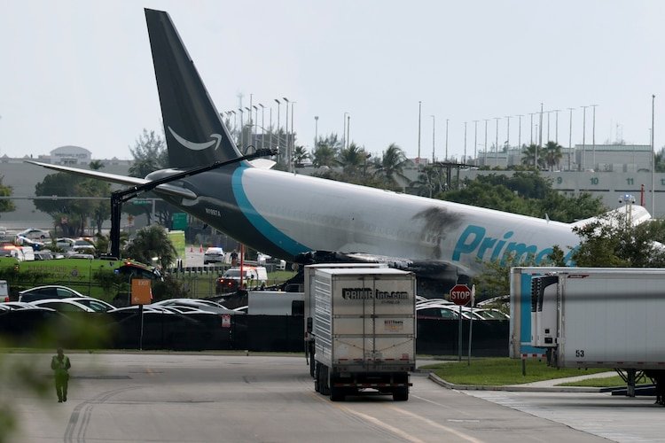 Boeing 767 sai da pista em Miami e atinge veículos Boeing 767 cargueiro da Prime Air após ultrapassar a pista no Aeroporto Internacional de Miami