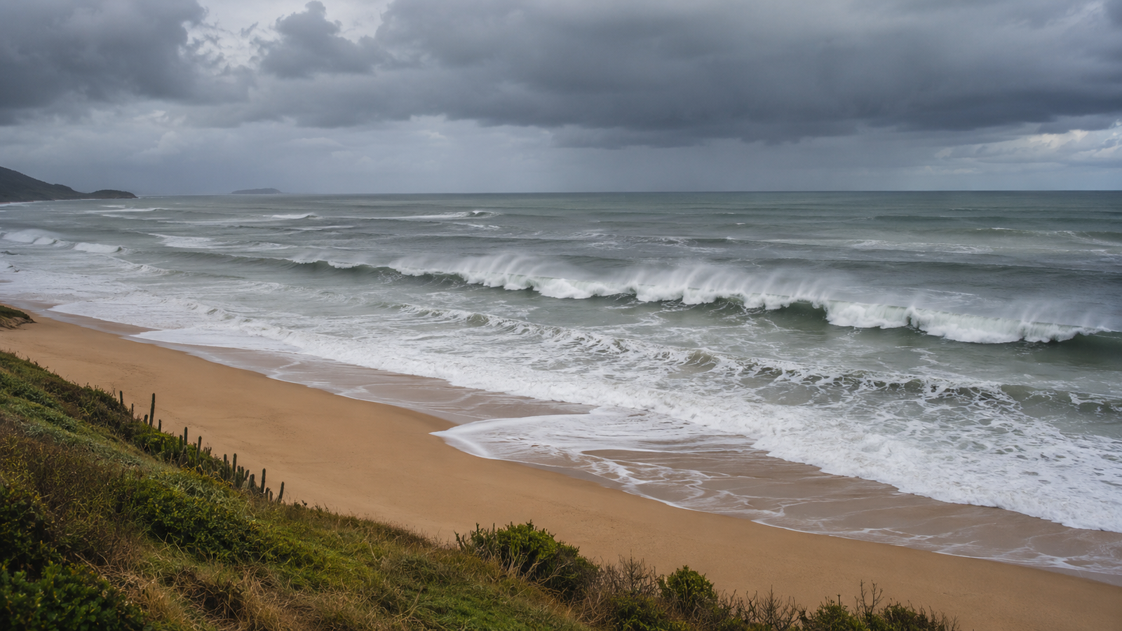 Ciclone, frente fria e ressaca: qual a diferença? Ondas fortes chegam a uma praia durante tempo nublado e mar agitado