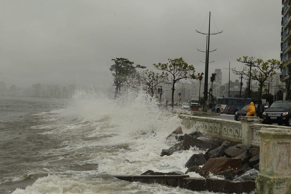 Chuva, frio e mar agitado marcam feriado de 7 de Setembro em Santos Mar agitado e ressaca em Santos