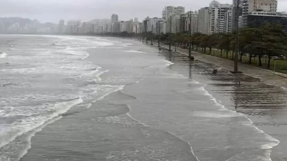 Seis praias de Santos estão impróprias para banho no feriado Seis praias de Santos estão impróprias para banho no feriado