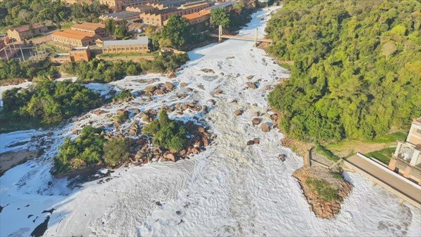 Espuma no Rio Tietê expõe poluição crônica em Salto Espuma acumulada sobre o Rio Tietê em Salto, no interior de São Paulo